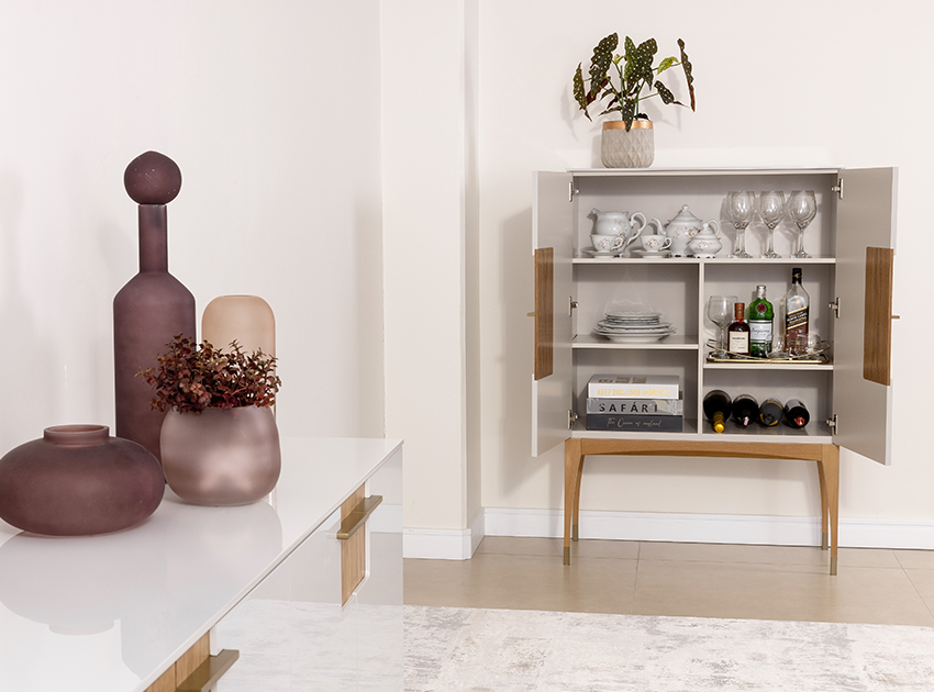 console bar madison com duas portas abertas